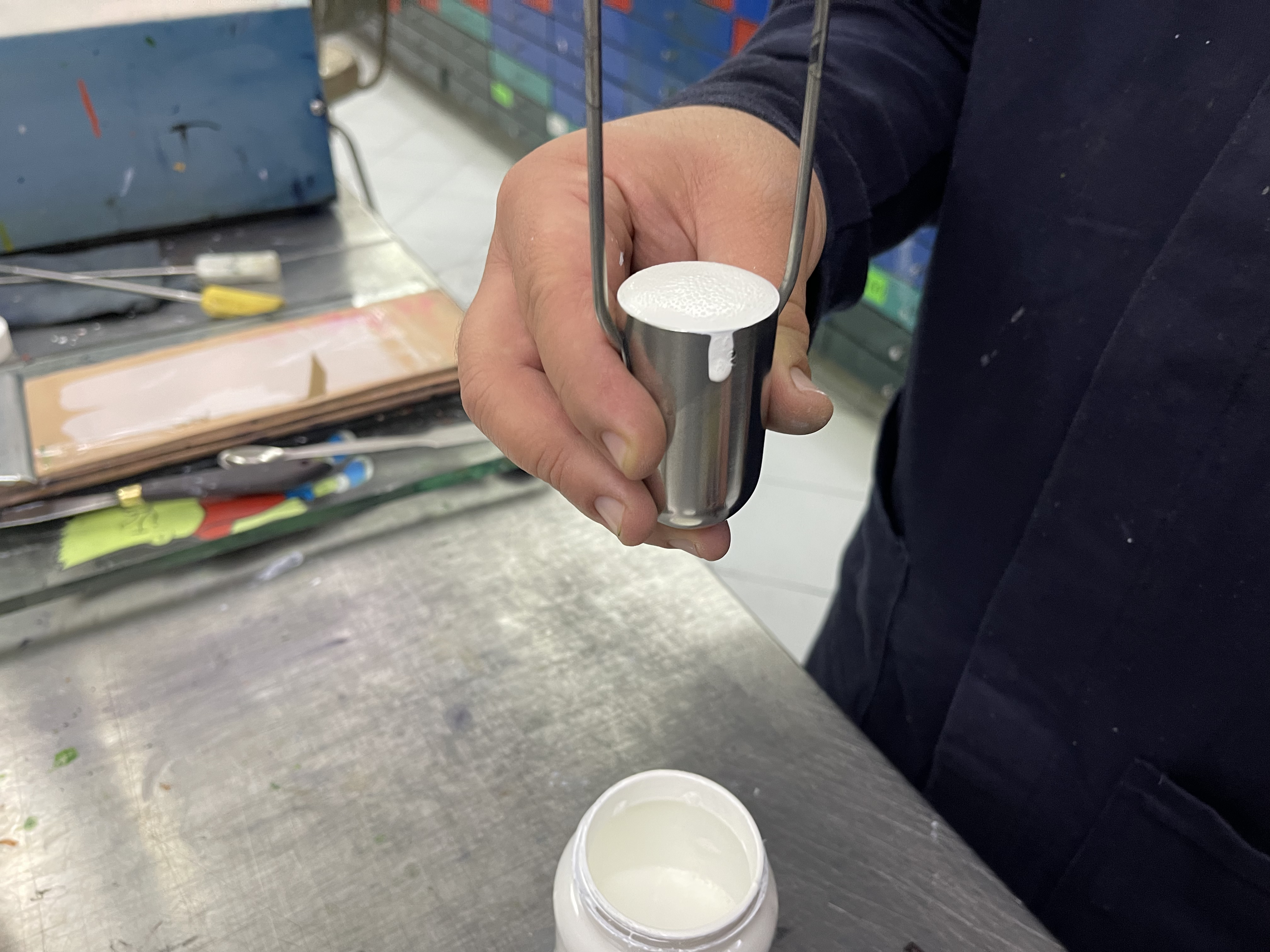 Técnico de laboratorio preparando una muestra de tinta